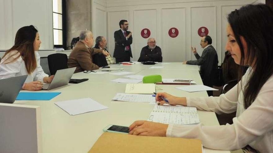 La concejala de Promoción Económica, Alba Briones, en primer término, ayer en la reunión. // Iñaki Abella