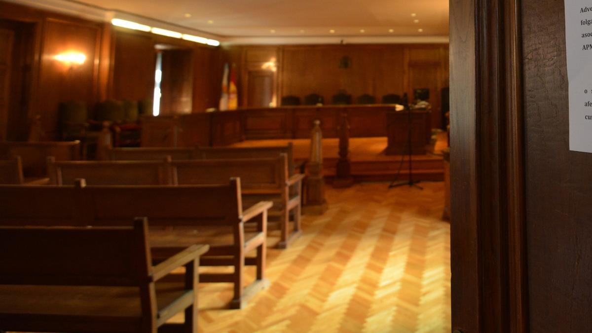 Sala de vistas de la Sección Segunda de la Audiencia Provincial vacía.