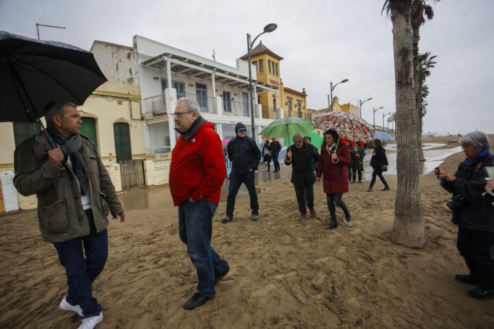 Paseo marítimo de la playa de Las Arenas (Cabanyal) cubierto de arena por el temporal