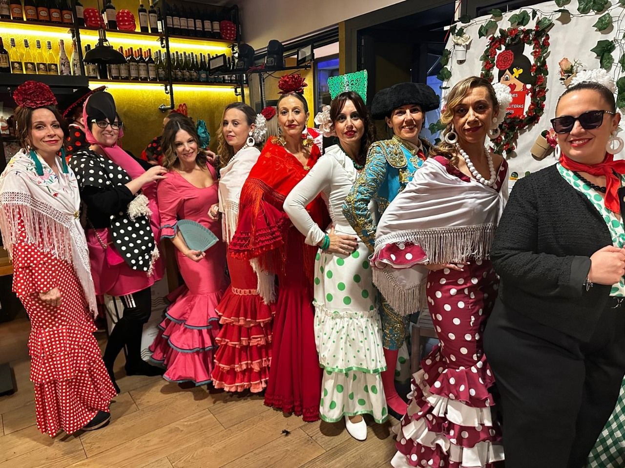 Asistentes a la fiesta de carnaval en el restaurante O 48 da Platería.