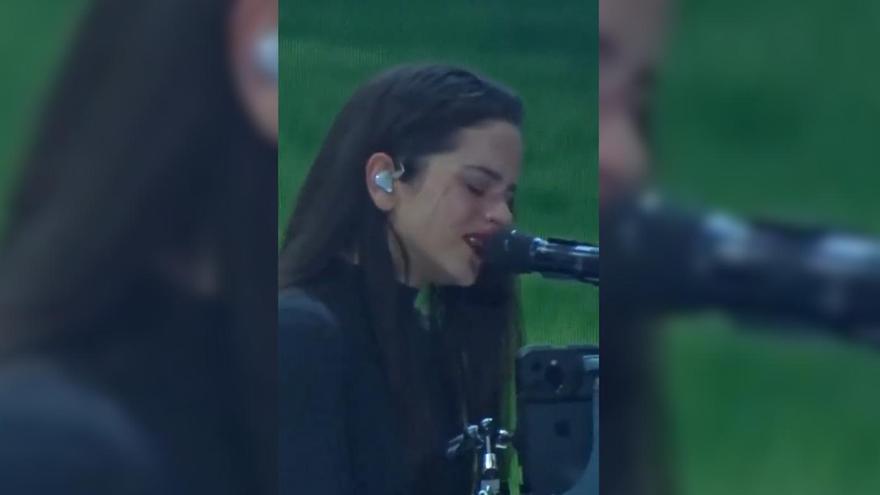 Rosalía rompe a llorar en el festival Lollapalooza de París
