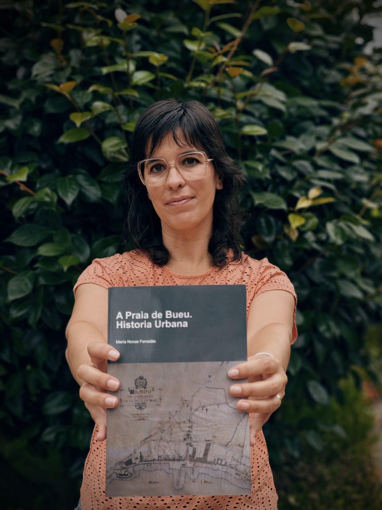 María Novas co seu libro nas mans.
