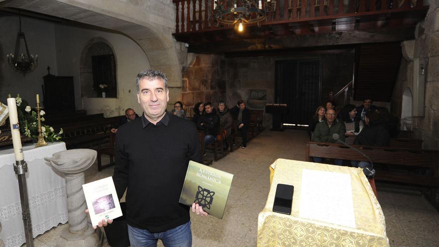 Luna, en la iglesia de Ouzande, 
con el primer ejemplar 
de libro, de 1999, y la edición 
de 2020.   | // BERNABÉ/JAVIER LALÍN