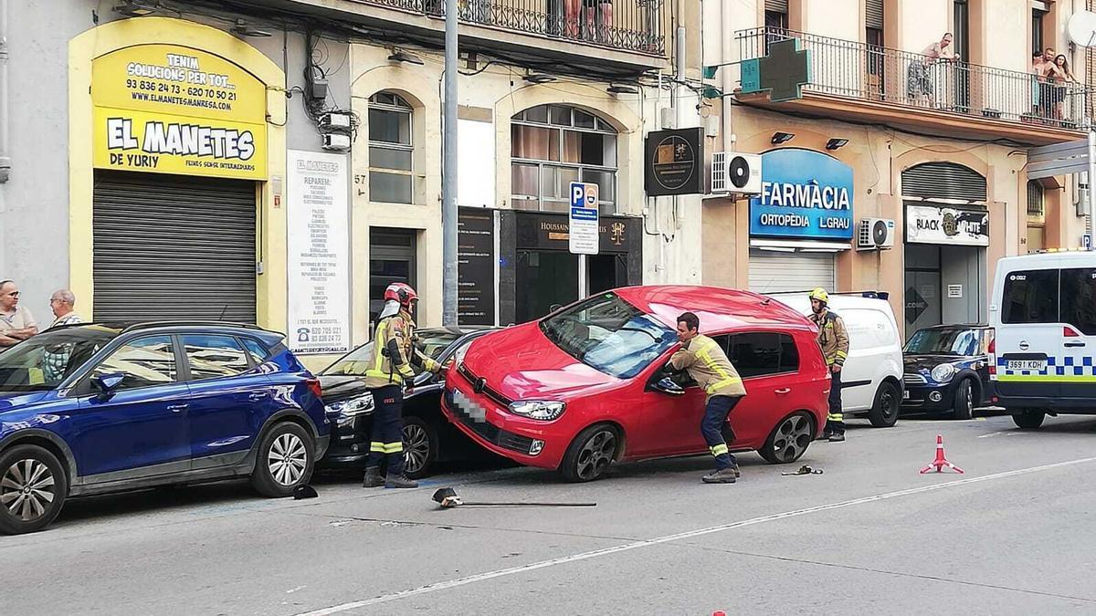 Un cotxe queda encabalcat sobre un altre a la carretra de Vic de Manresa