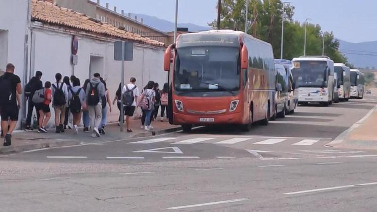 Los alumnos del instituto de Cariñena, ayer, se dirigen a los autobuses escolares.