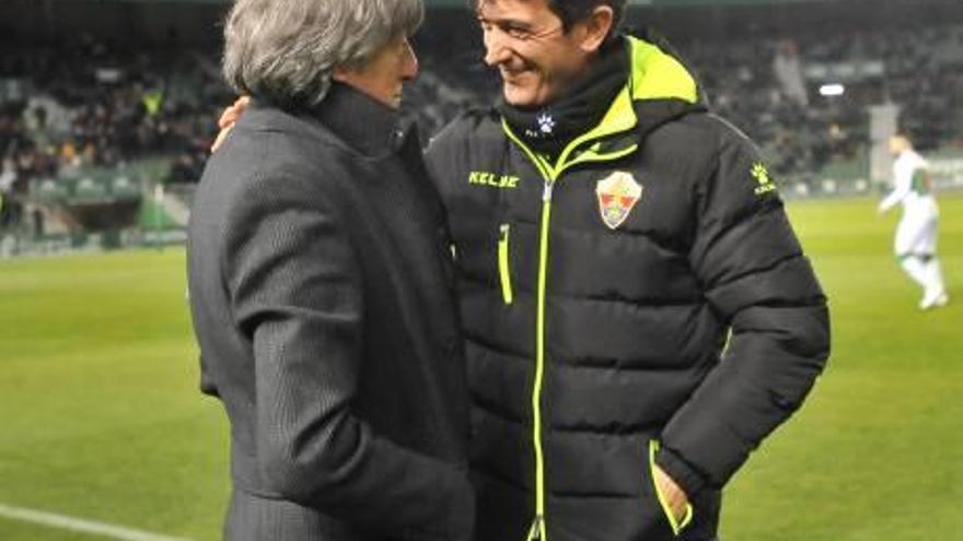 Pacheta saluda al entrenador del Nàstic Enrique Martín.