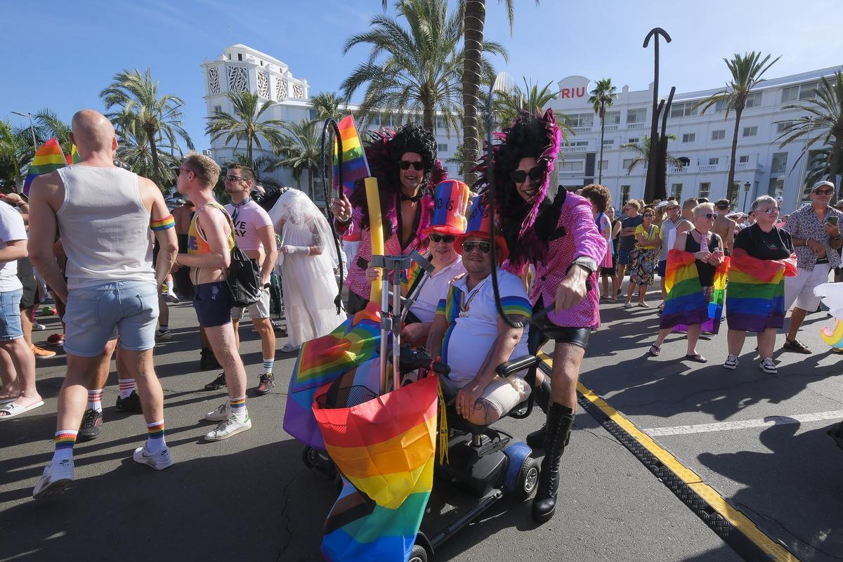 Duncan Hall, acompañado de su amigo Gary Adams y dos compañeros más.