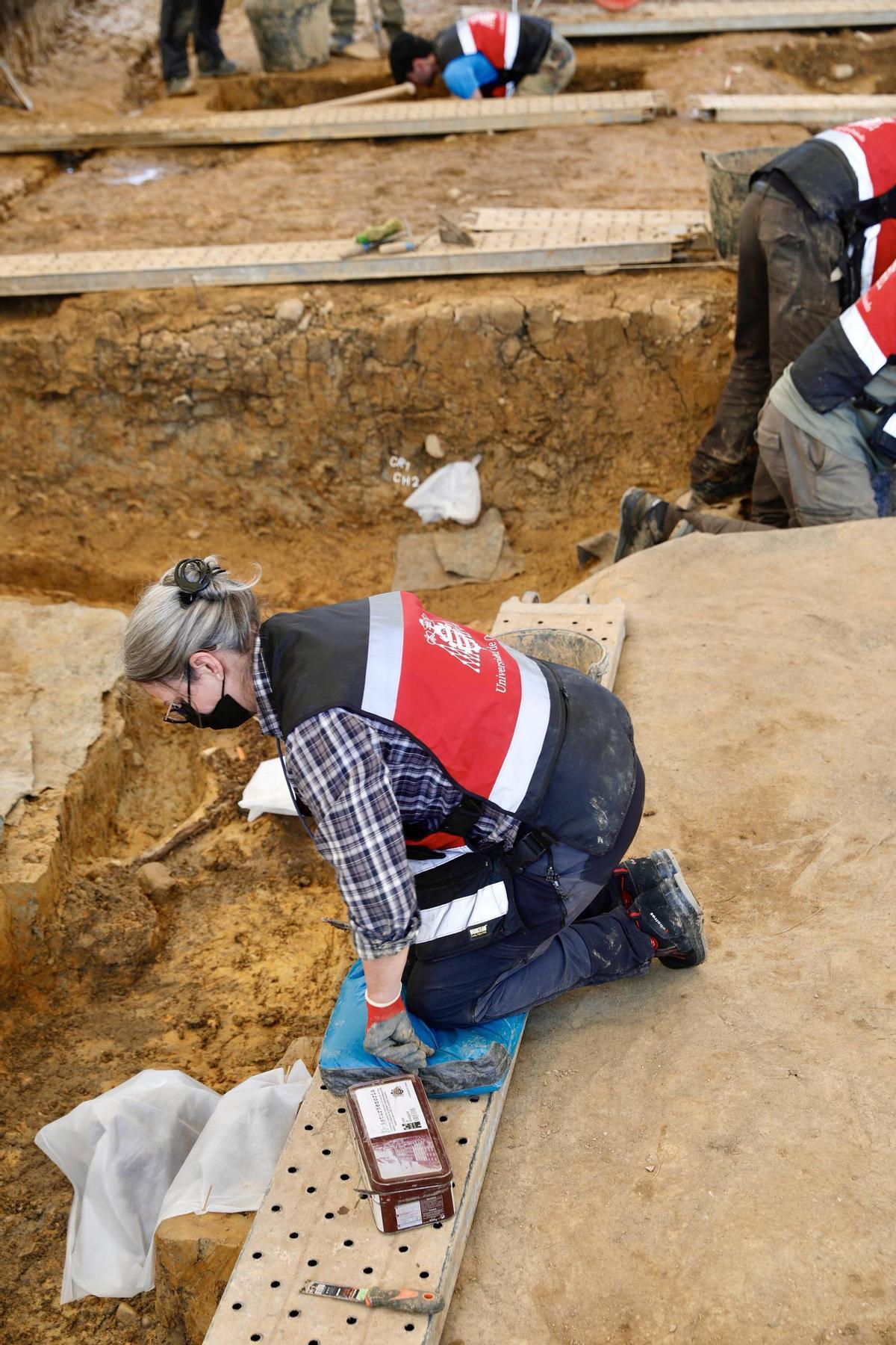 EN IMÁGENES: Hallan los restos de al menos seis víctimas en la fosa común de La Lloba