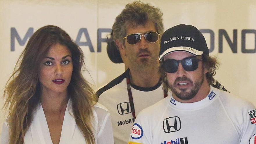 Fernando Alonso, junto a Lara Álvarez en Abu Dabi.