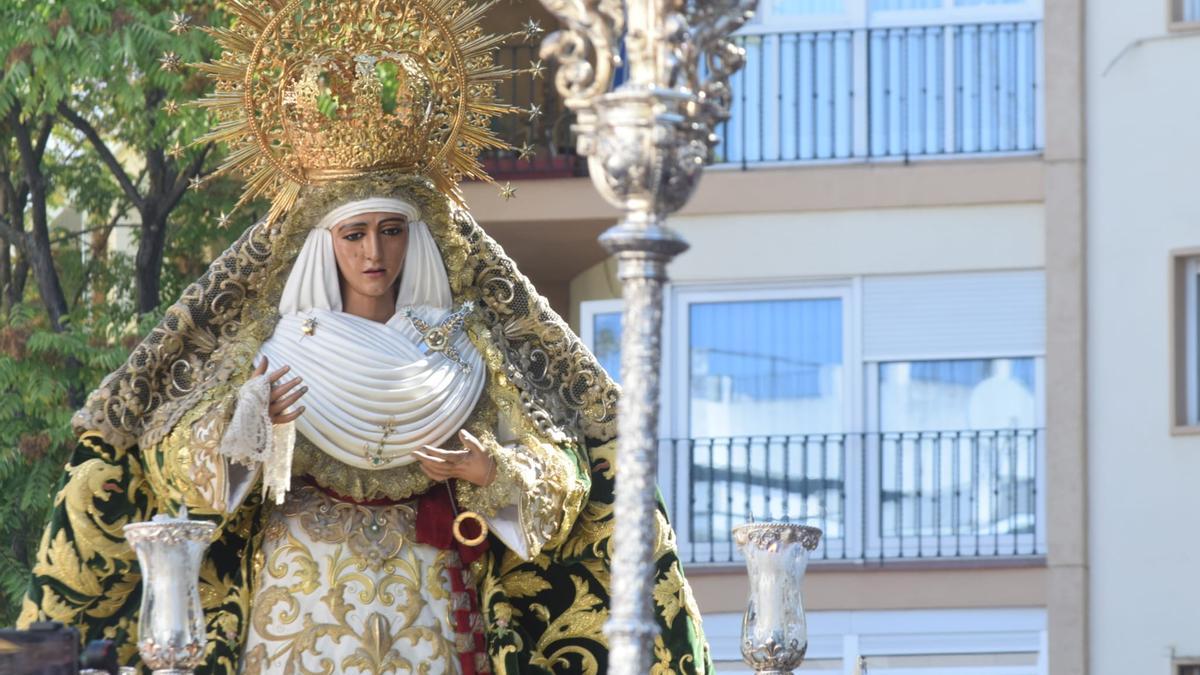La Esperanza de Triana durante el recorrido.