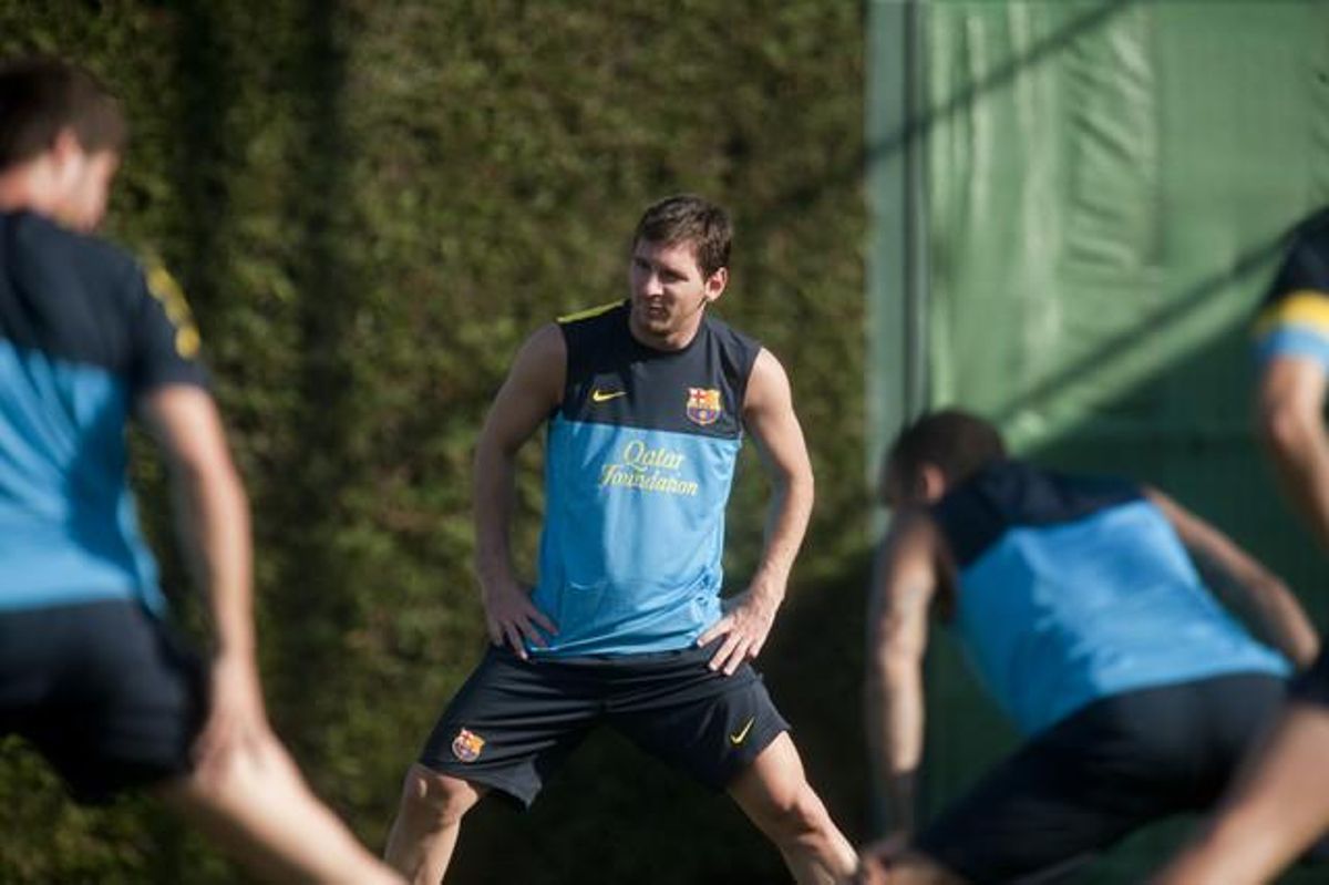 Messi escalfa en la primera sessió d’entrenament amb Tito Vilanova com a nou entrenador del club blaugrana.