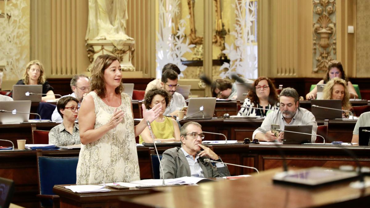 La presidenta del Govern, Francina Armengol,  en el Parlament.