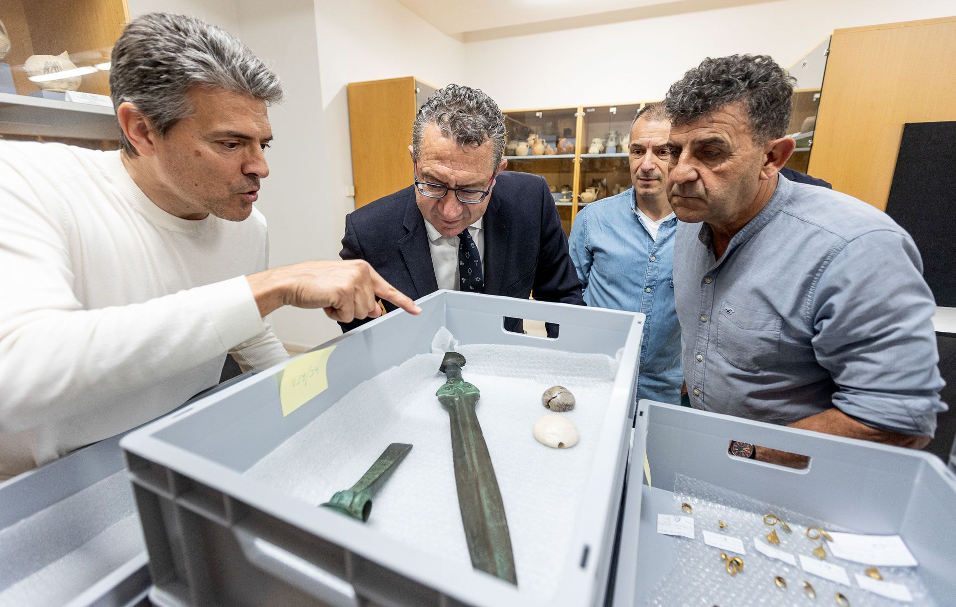 Toni Pérez visita el montae de la nueva exposición del MARQ