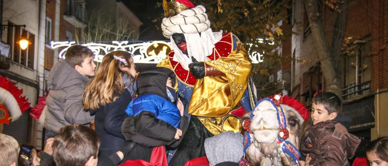 Son muchos los niños y niñas que durante el recorrido por el centro de la ciudad besan a los Reyes Magos.