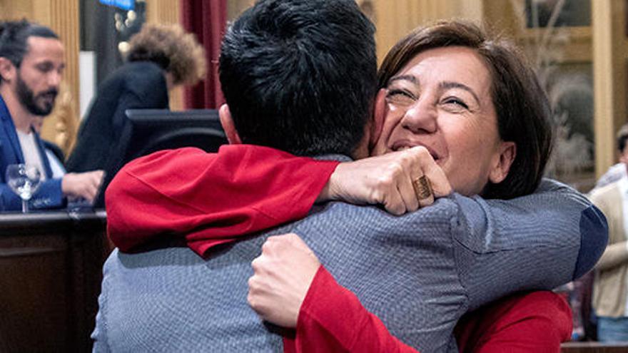 El alcalde de Ibiza, Rafa Ruiz, se abraza a la presidenta del Govern, Francina Armengol, tras la aprobación de la ley.