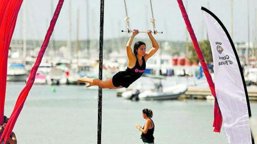 Una joven hace una acrobacia en s’Arenal.