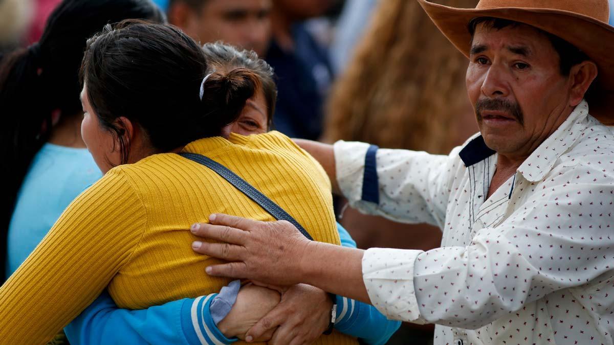 Ascienden a 73 los muertos en la explosión por robo de gasolina en México. En la foto, familiares de uno de los fallecidos.