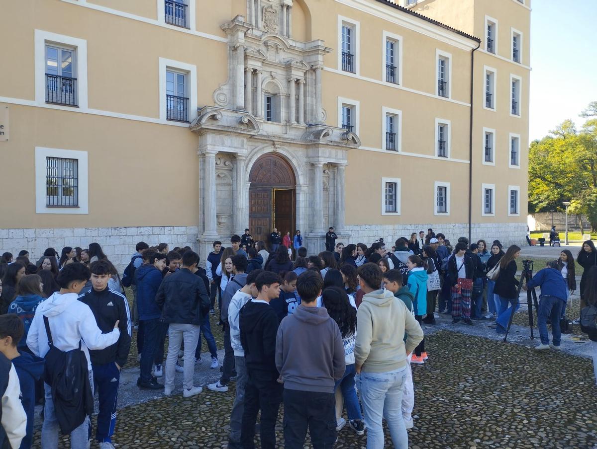 Estudiantes se concentran ante la Consejería de Educación para protestar por la improvisación a la hora de confeccionar el nuevo modelo de selectividad. Estudiantes se concentran ante la Consejería de Educación para protestar por la improvisación a la hora de confeccionar el nuevo modelo de selectividad.