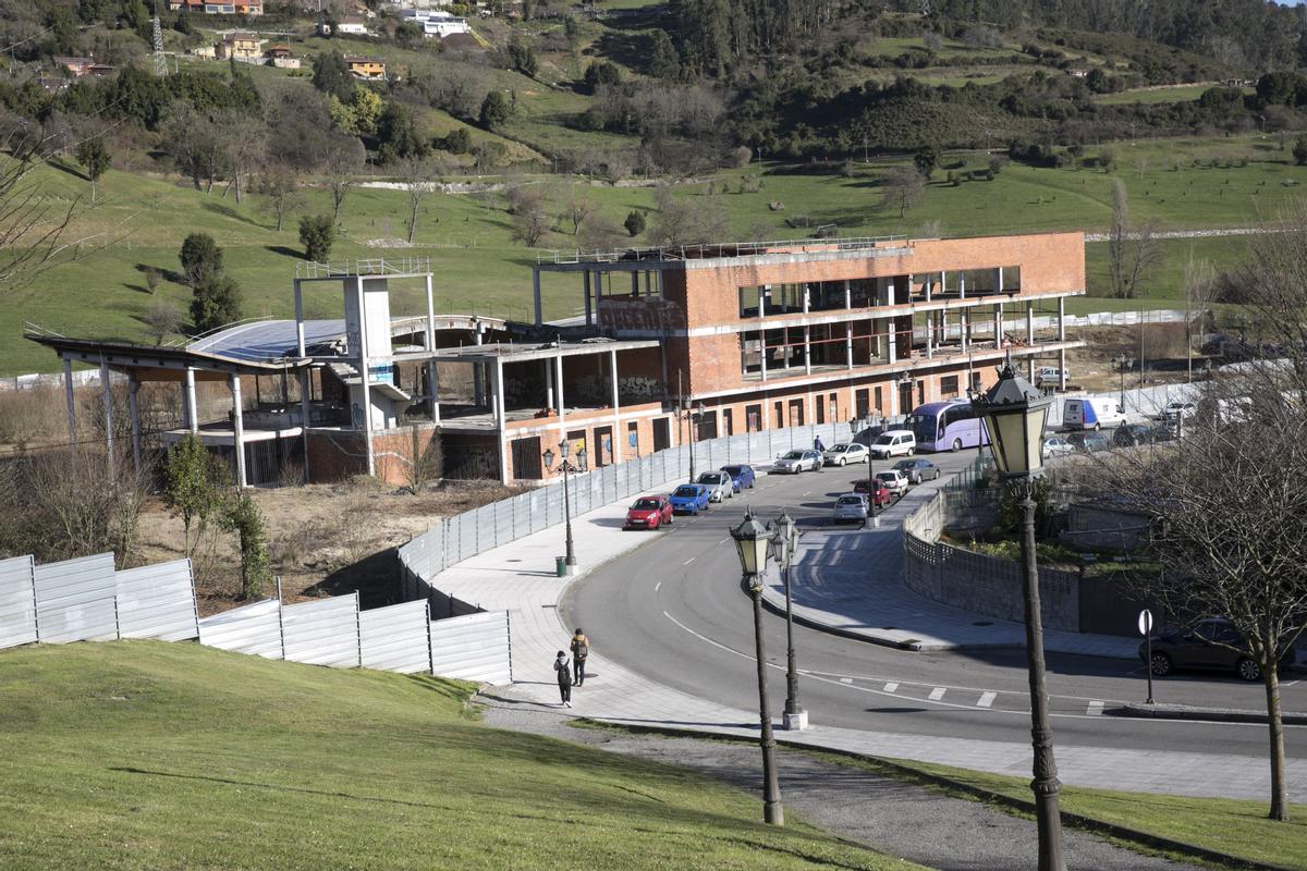 Parcela del fallido spa del Naranco, donde se levantará la nueva pista de atletismo.