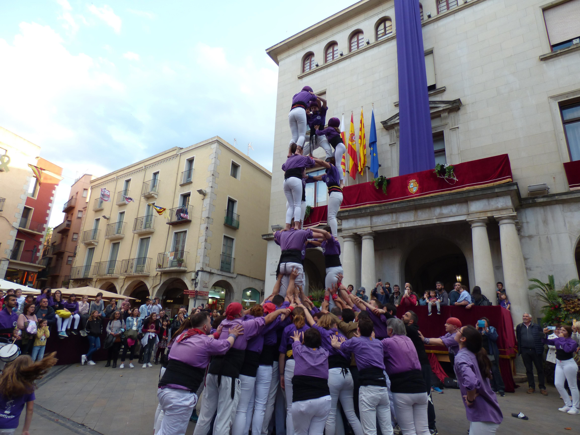 Els castellers de Figueres vesteixen la Monturiola