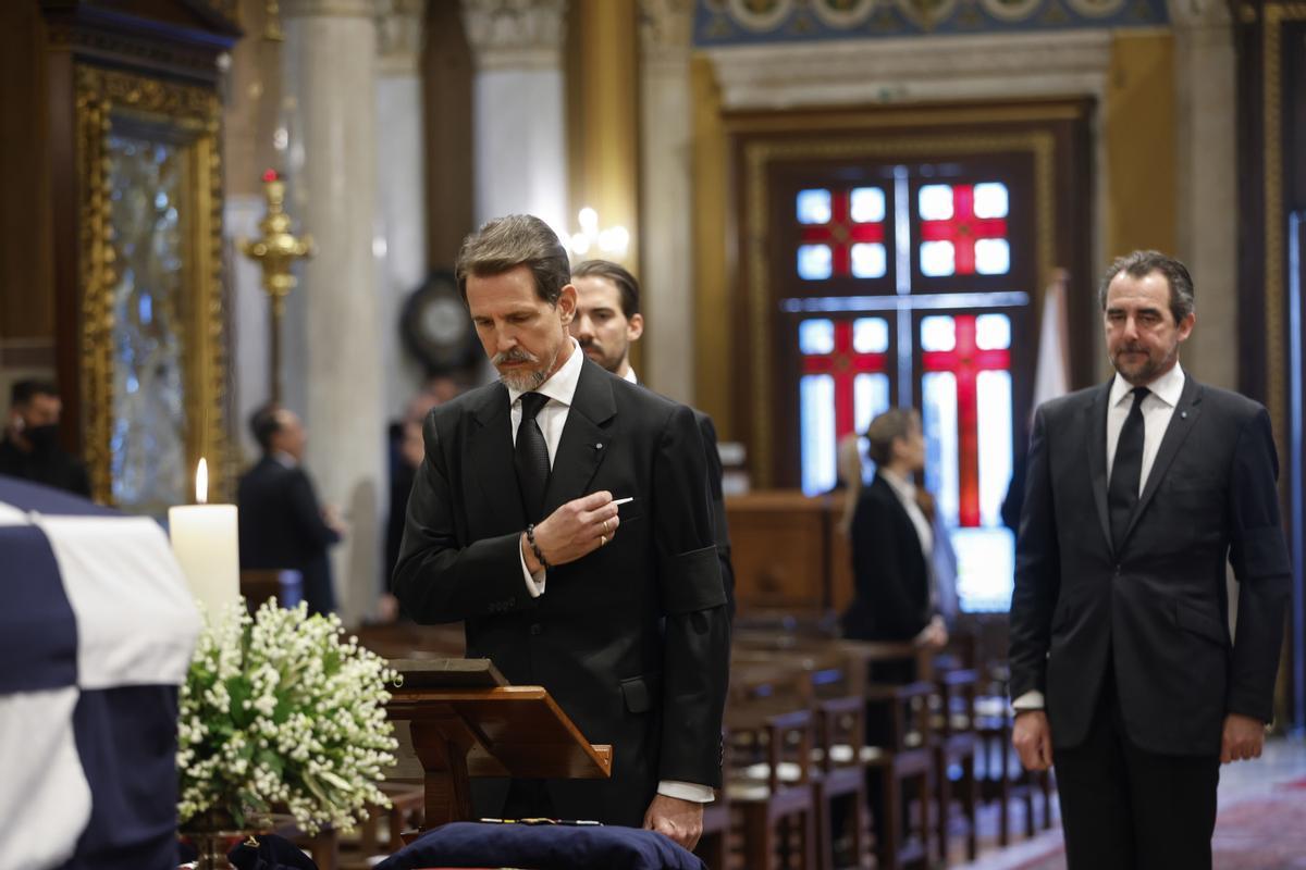 Athens (Greece), 16/01/2023.- Greece’s former Crown Prince Pavlos (C), former Prince Nikolaos (R), and former Prince Philippos (L, behind) stand behind the coffin of their father, former King Constantine II, during a funeral service at the Metropolitan Cathedral of Athens, in Athens, Greece, 16 January 2023. Greece’s former King Constantine II died at the age of 82 on 10 January 2023. The funeral service is held at the Metropolis Cathedral of Athen before he will be burried near the graves of his ancestrors at the Tatoi former royal palace. (Grecia, Laos, Atenas) EFE/EPA/STOYAN NENOV / POOL