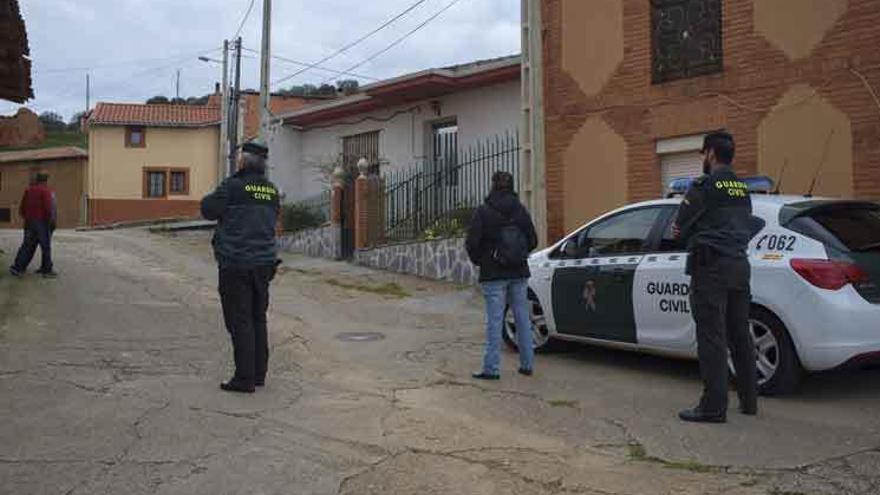 Agentes de la Guardia Civil en una calle contigua a la casa del suceso tras reducir al joven.
