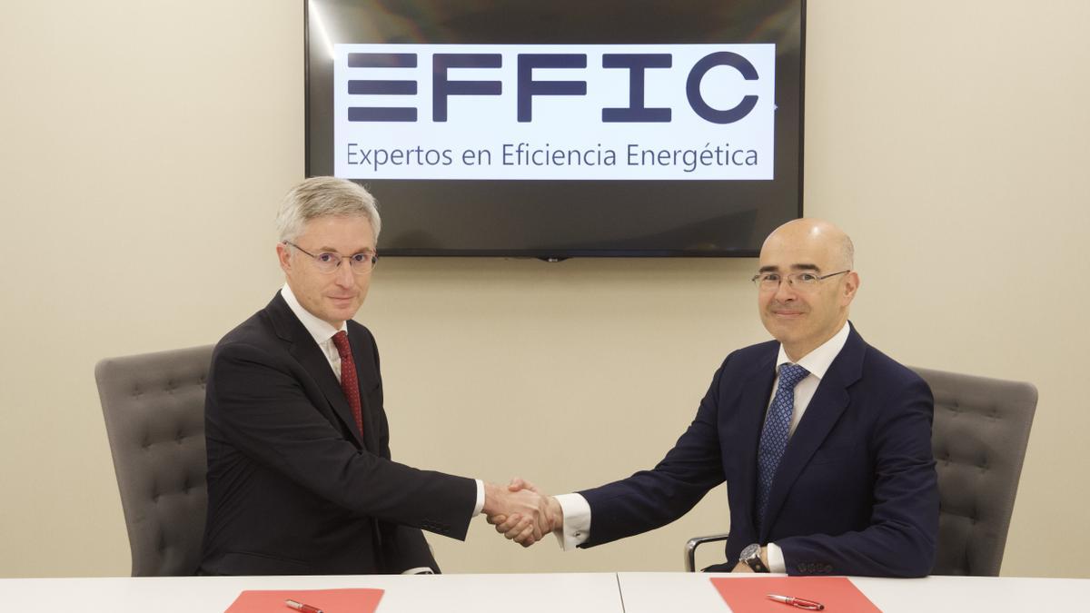 Firma del convenio entre Effic y Cajasur.