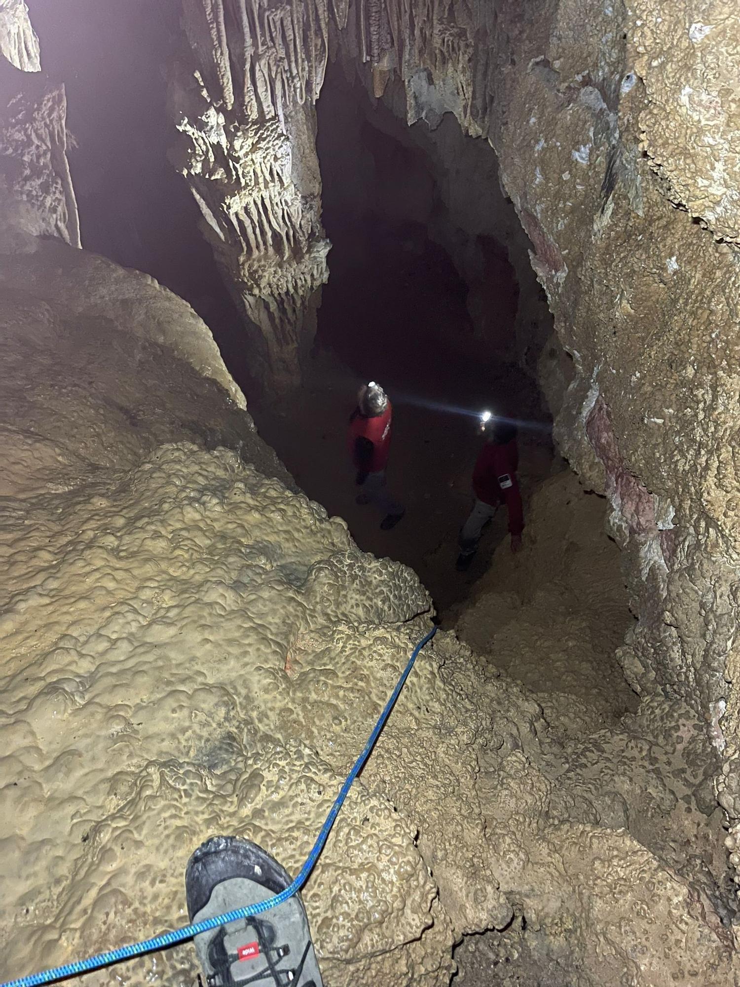 Las fotos de la misión francesa que ha descubierto cientos de inscripciones de soldados de Napoleón en una cueva de Cabrera