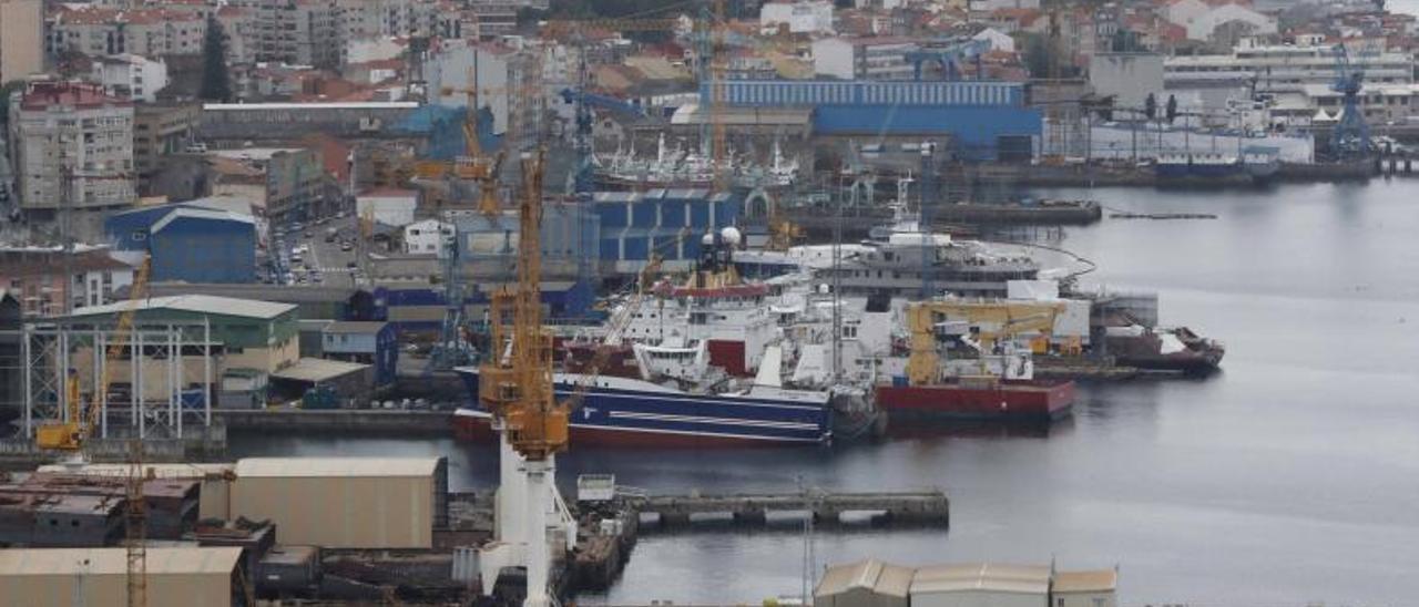 Vista general de astilleros en el puerto de Vigo. |   // FDV