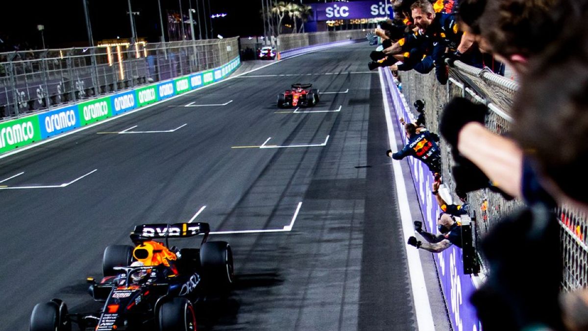 El equipo de Red Bull celebrando una victoria de Max Verstappen desde la valla