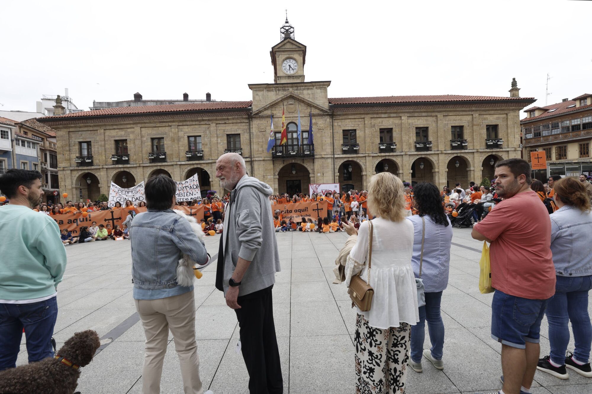 Así fue la concentración en Avilés de profesores y familias de los colegios concertados. 