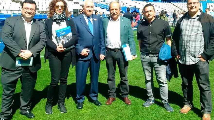 Por la izquierda, Luis Pacho (Ciudadanos), Cristina Pontón (IU), Juan Mesa (responsable del museo del Real Oviedo), el alcalde Wenceslao López, Fernando Villacampa (Somos) y Diego Valiño (PSOE), ayer, sobre el césped del Tartiere.