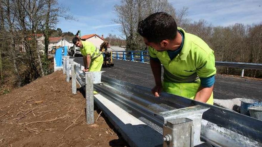 Personal de la adjudicataria, ultimando las obras. // Bernabé / Cris M.V.