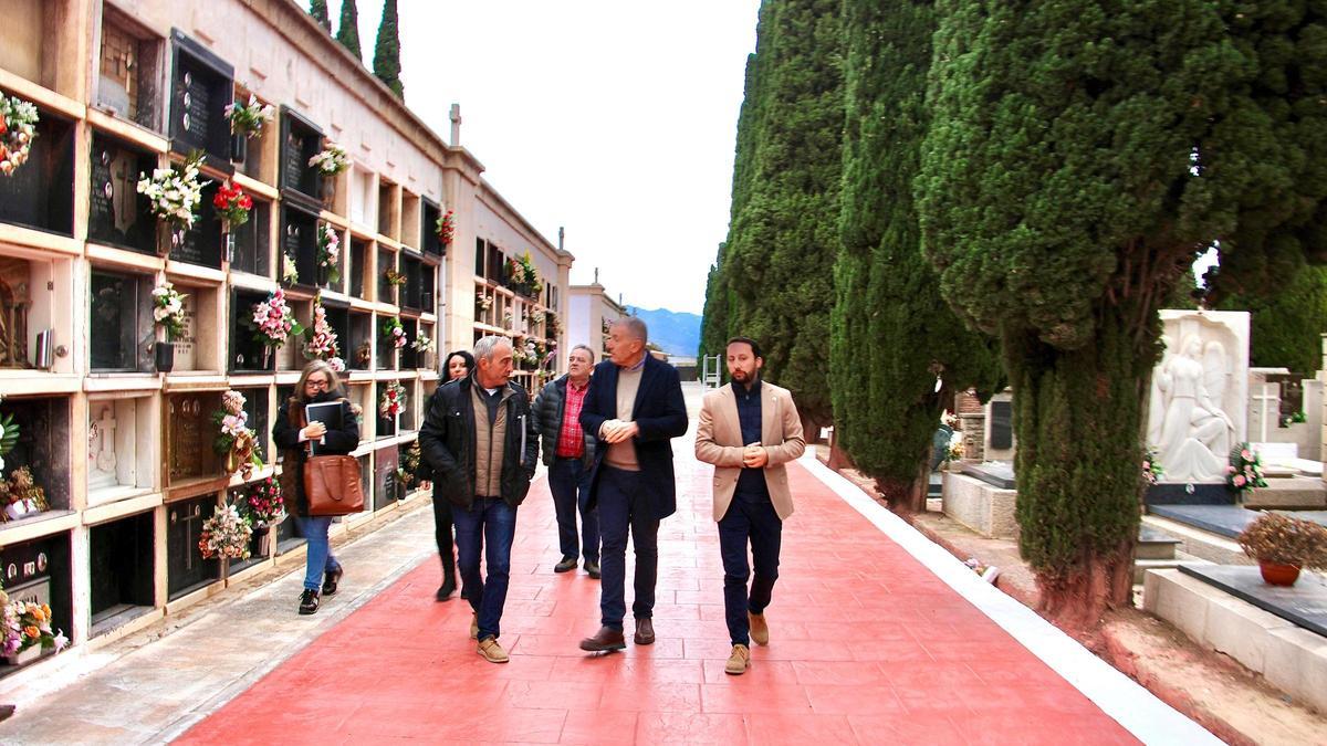 Visita de los concejales Sales y Toledo al cementerio de San José.