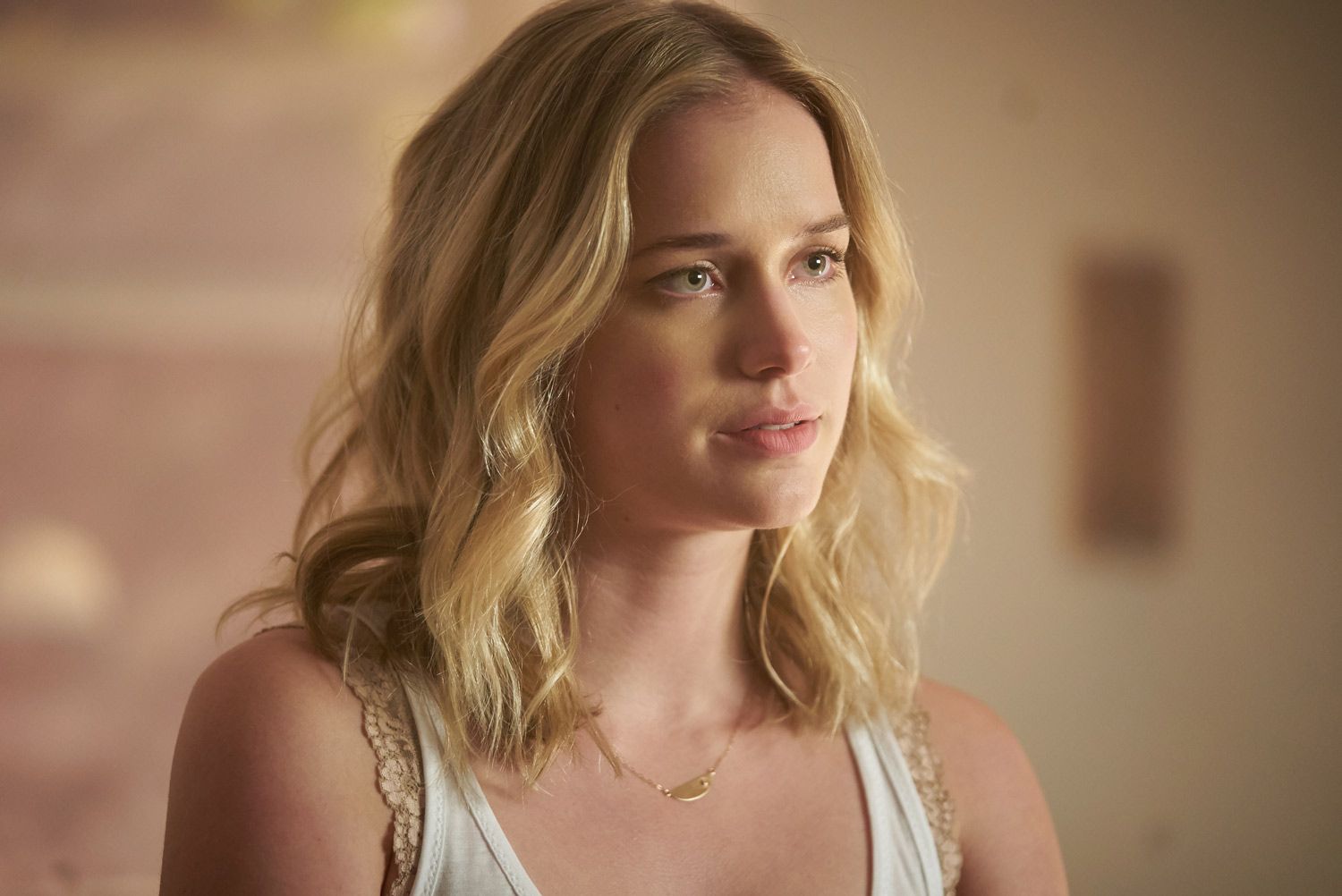 Elizabeth Lail en la 1ª temporada de la serie 'You'