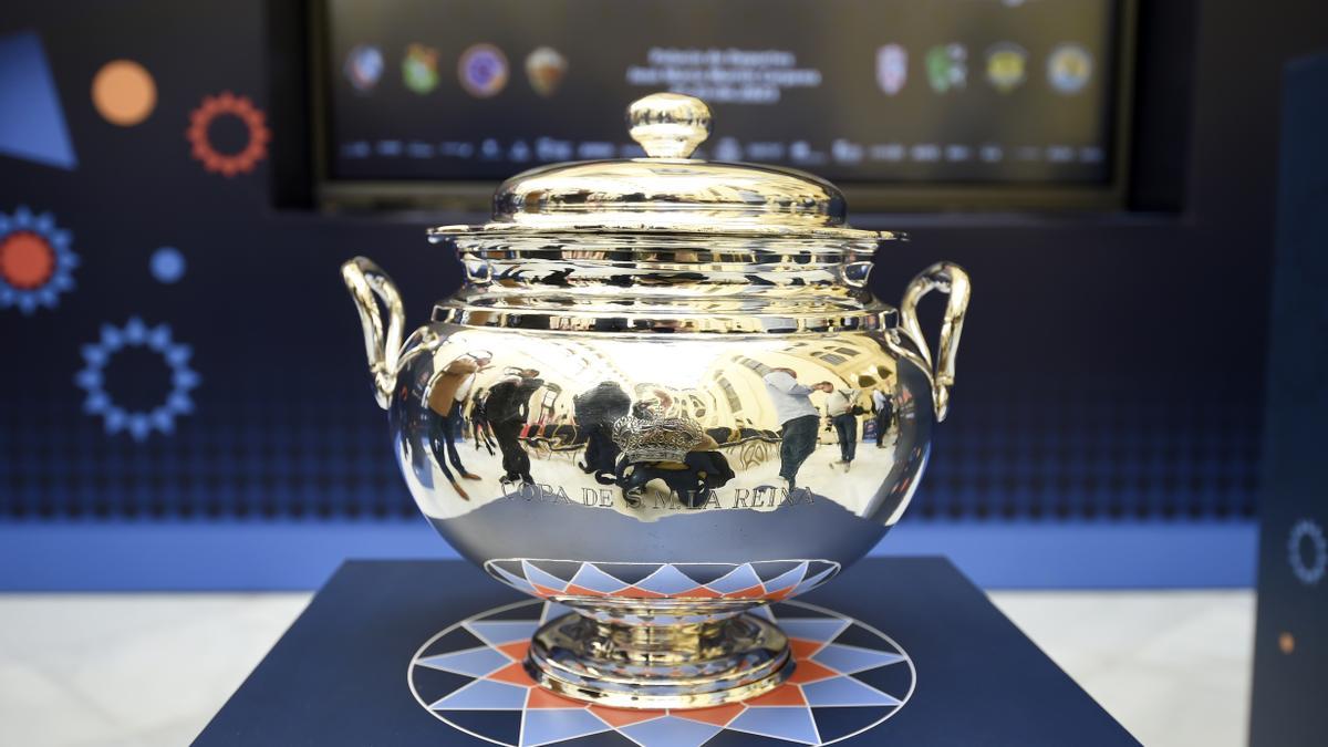 Trofeo de la Copa de la Reina que se pondrá en juego en el Martín Carpena el próximo mes de abril.
