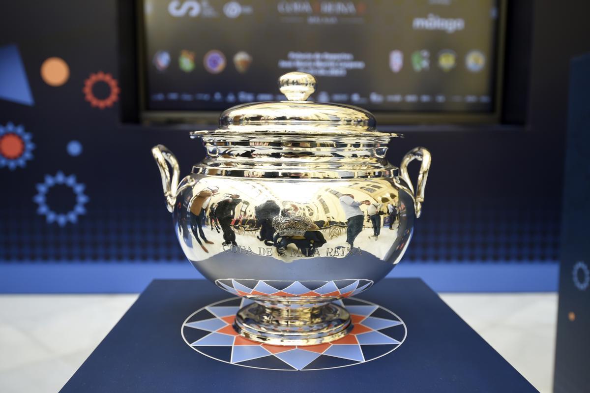 Trofeo de la Copa de la Reina que se pondrá en juego en el Martín Carpena el próximo mes de abril.