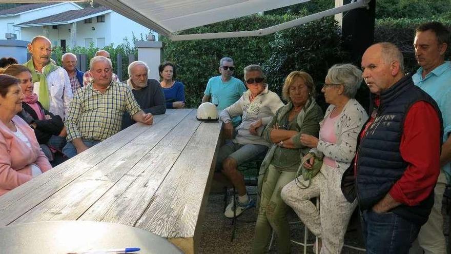 Asistentes a la reunión en representación de los vecinos de todos los núcleos afectados, ayer.