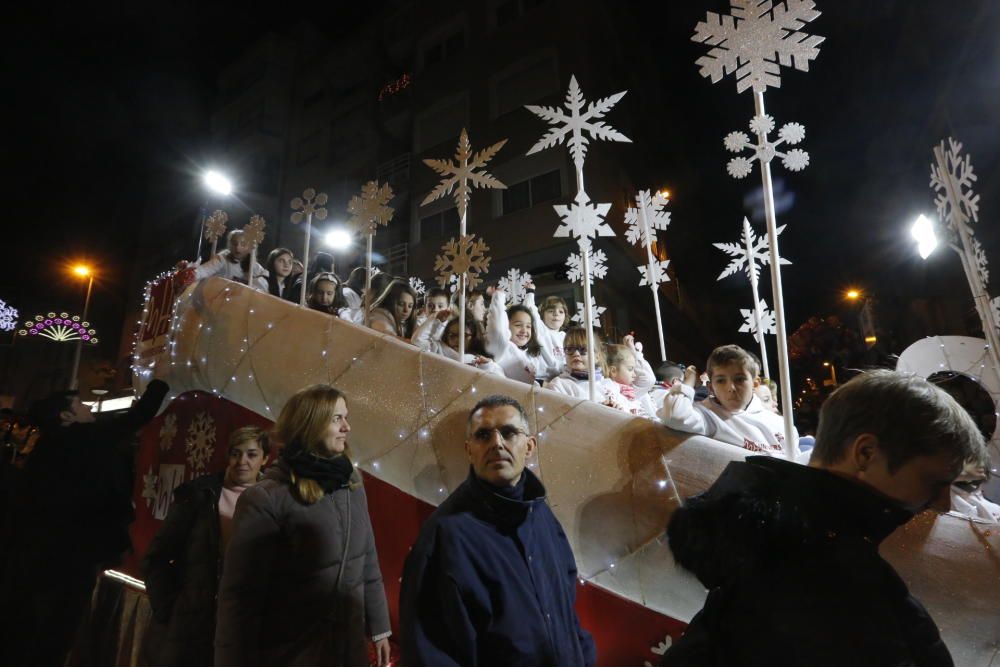 La cabalgata de los Reyes Magos en Elche ha recorrido el centro de la ciudad con 13 carrozas y más de 600 personas