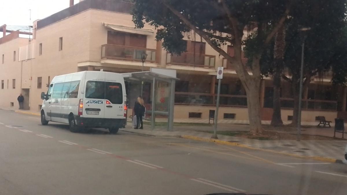 El minibús que para en Alcàsser solo es de 14 plazas para poder pasar por debajo de las vías.