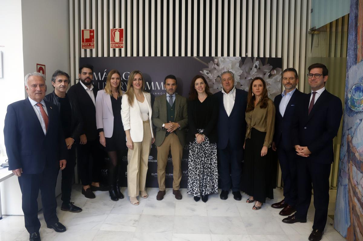 El concejal delegado de Turismo, Jacobo Florido, junto al cónsul honorario del Principado de Mónaco en España, fundador de PRP Luxury Consultants y expresidente del grupo Richemont Iberia, Philippe Guillaumet; la presidenta de Elite Excellence-Federación Española del Lujo, Sandra Andújar.-ÁLEX ZEA.