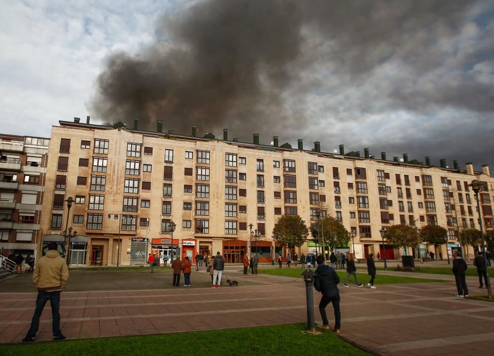 Incendio en un bazar chino de Oviedo.