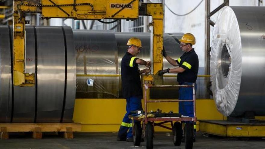 Dos operarios en la factoría de Aludium en el paraje de Agua Amarga de Alicante.