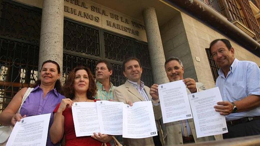 Concejales socialistas a la puerta del colegio Maristas.