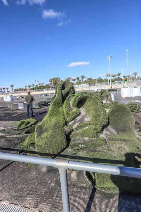 El césped artificial de los campos de fútbol de la Ciudad Deportiva se está sustituyendo en estos momentos. Más adelante se renovará la pista de atletismo. Las obras van a durar 4 meses y cuestan 650.