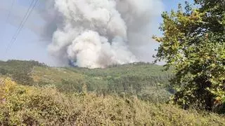 Un incendio forestal que ya supera las 20 hectáreas moviliza decenas de medios en Ponteareas
