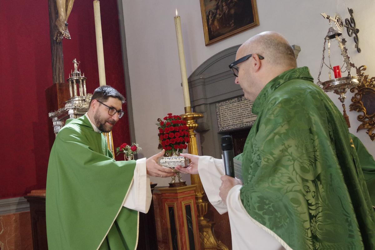 Toma de posesión del nuevo párroco de los Mártires, Isidro Calderón, en la Iglesia de San Juan