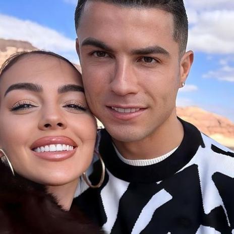 Cristiano Ronaldo y Georgina Rodríguez regalan bolsos de más de 1.000 euros a sus hijas de 6 años por Navidad y no es inocentada