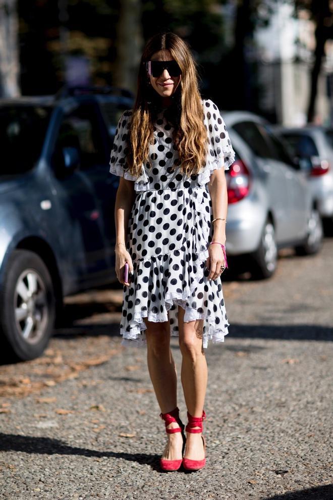 Look de lunares con zapatos rojos en las calles de Milán