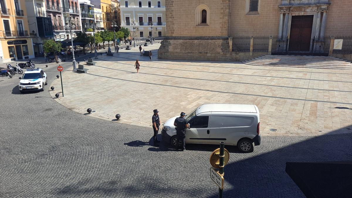 Dos agentes de la Policía Local de Badajoz en la plaza de España.